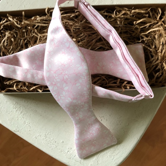 Floral Blush Pink Bow Tie - Picture 3 of 5